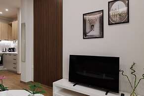 Chic & Renovated Flat Steps from Metro