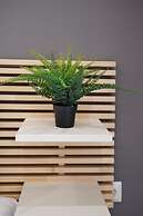 Chic & Renovated Flat Steps from Metro