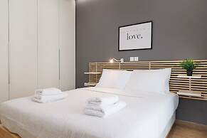 Chic & Renovated Flat Steps from Metro