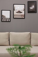 Chic & Renovated Flat Steps from Metro