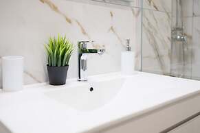 Chic & Renovated Flat Steps from Metro