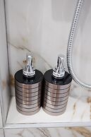 Chic & Renovated Flat Steps from Metro