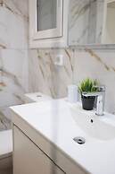 Chic & Renovated Flat Steps from Metro