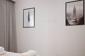 Chic & Renovated Flat Steps from Metro