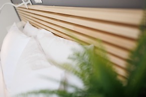 Chic & Renovated Flat Steps from Metro