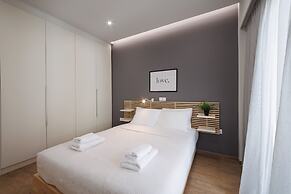 Chic & Renovated Flat Steps from Metro