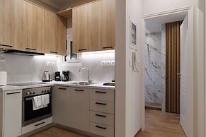 Chic & Renovated Flat Steps from Metro