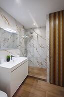 Chic & Renovated Flat Steps from Metro