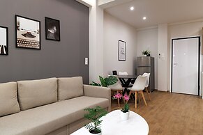 Chic & Renovated Flat Steps from Metro