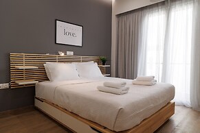 Chic & Renovated Flat Steps from Metro