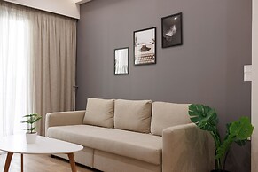 Chic & Renovated Flat Steps from Metro