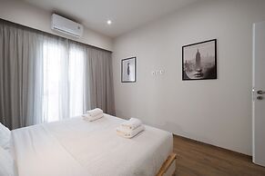 Chic & Renovated Flat Steps from Metro