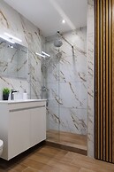 Chic & Renovated Flat Steps from Metro