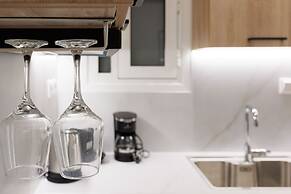 Chic & Renovated Flat Steps from Metro