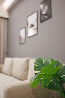 Chic & Renovated Flat Steps from Metro