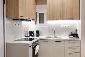 Chic & Renovated Flat Steps from Metro