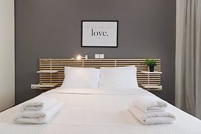 Chic & Renovated Flat Steps from Metro