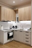 Chic & Renovated Flat Steps from Metro