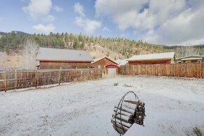 Mountainside Bliss: Red River Getaway w/ Fireplace