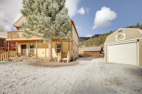 Mountainside Bliss: Red River Getaway w/ Fireplace