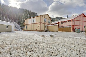 Mountainside Bliss: Red River Getaway w/ Fireplace