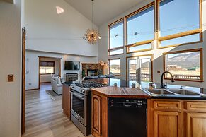 Scenic Flagstaff Home w/ Hot Tub & Mountain Views