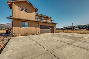Scenic Flagstaff Home w/ Hot Tub & Mountain Views