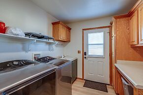 Scenic Flagstaff Home w/ Hot Tub & Mountain Views