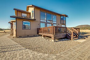 Scenic Flagstaff Home w/ Hot Tub & Mountain Views