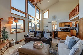 Scenic Flagstaff Home w/ Hot Tub & Mountain Views