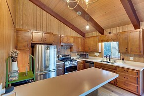 Crestline Cabin: Mountain Views & Fire Pit!