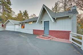 Crestline Cabin: Mountain Views & Fire Pit!
