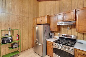 Crestline Cabin: Mountain Views & Fire Pit!