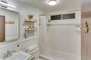 Crestline Cabin: Mountain Views & Fire Pit!