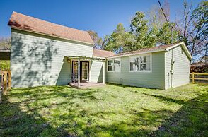 Pet-friendly Conroe Hideaway w/ Porch & Fire Pit