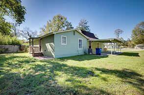 Pet-friendly Conroe Hideaway w/ Porch & Fire Pit