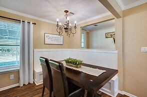 Pet-friendly Conroe Hideaway w/ Porch & Fire Pit