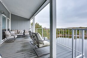 Lakefront Townhome in Pottsboro: Pets Welcome!