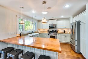 Lakefront Edgerton Cottage w/ Deck & Grill!