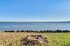 Lakefront Edgerton Cottage w/ Deck & Grill!