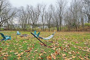 Vine Grove Home w/ Deck, 4 Mi to Saunders Springs!