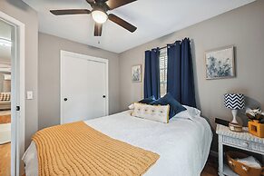 Vine Grove Home w/ Deck, 4 Mi to Saunders Springs!