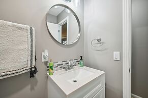 Vine Grove Home w/ Deck, 4 Mi to Saunders Springs!