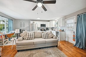 Vine Grove Home w/ Deck, 4 Mi to Saunders Springs!