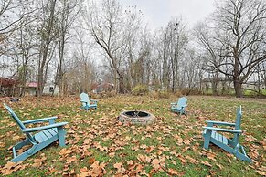Vine Grove Home w/ Deck, 4 Mi to Saunders Springs!