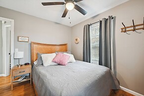 Vine Grove Home w/ Deck, 4 Mi to Saunders Springs!