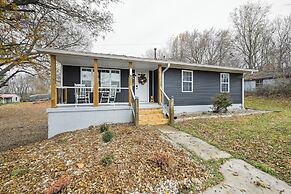 Vine Grove Home w/ Deck, 4 Mi to Saunders Springs!