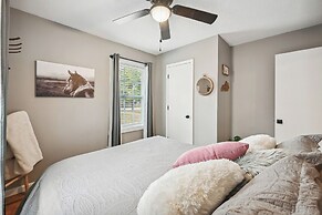 Vine Grove Home w/ Deck, 4 Mi to Saunders Springs!