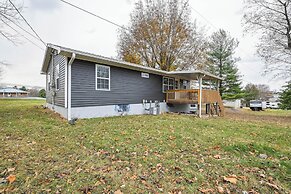 Vine Grove Home w/ Deck, 4 Mi to Saunders Springs!
