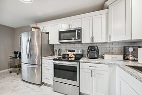 Vine Grove Home w/ Deck, 4 Mi to Saunders Springs!